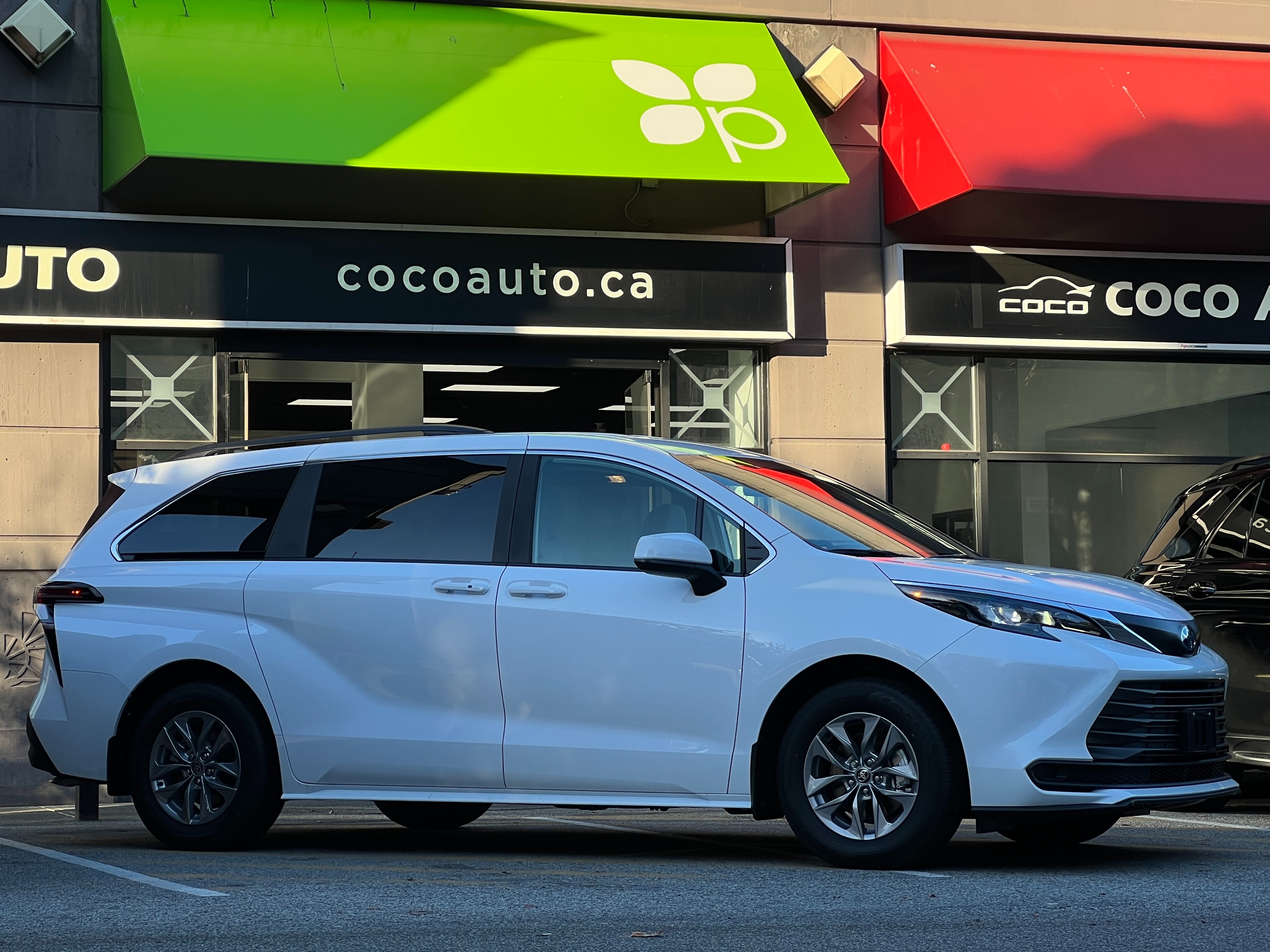 2025 Toyota Sienna LE hybrid awd | No accident - Image 2